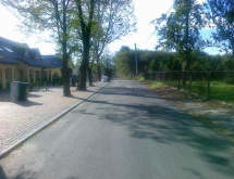 Koniec ulicy Zaopusta , zjeżdżamy na kamienie i dalej prosto - MojRower.pl