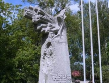 Pomnik ku czci poległych żołnierzy na rynku w WIśle - MojRower.pl