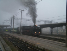 Lokomotywa we mgle na stacji Poznań Główny - MojRower.pl